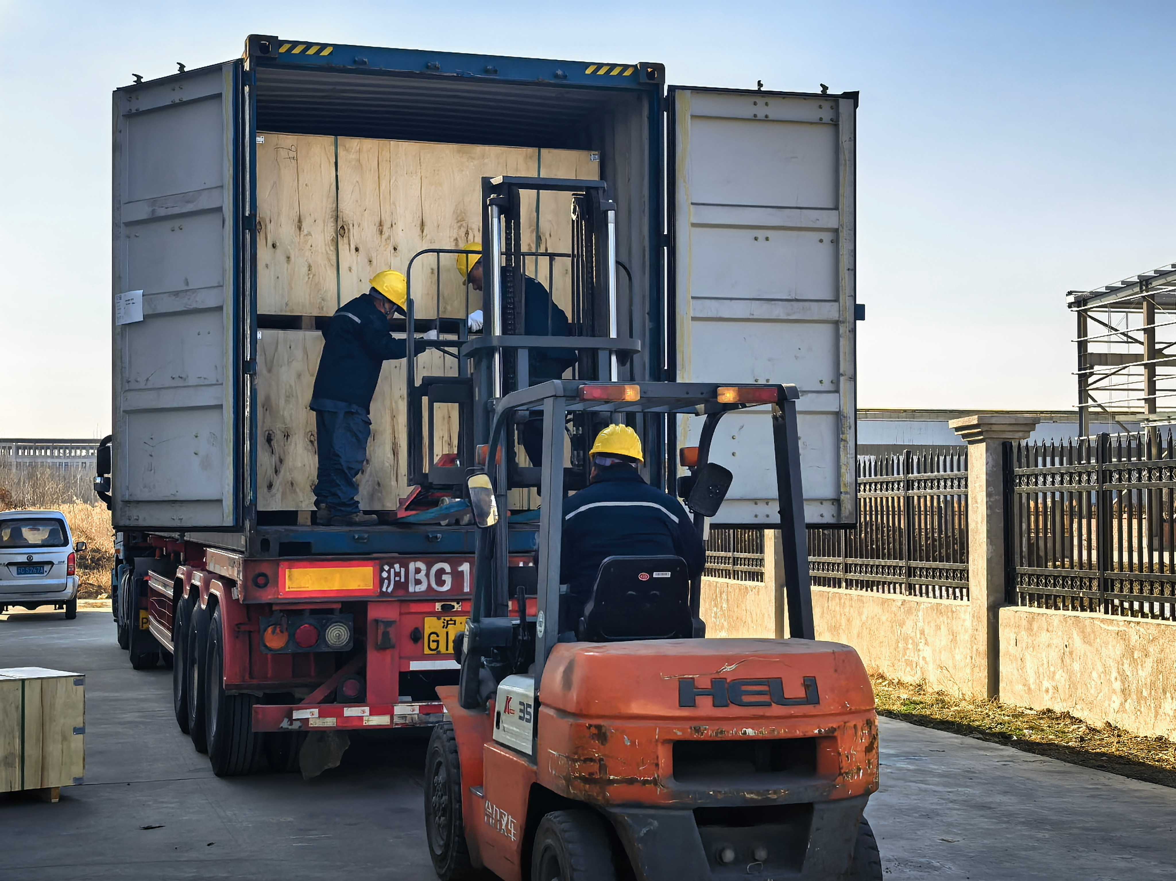 Xuzhou HM Intelligent Manufacturing Factory: Efficient Production · On-Time Delivery · Global Shipment